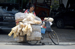 selling krupuk