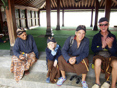 discussing the sultans grave