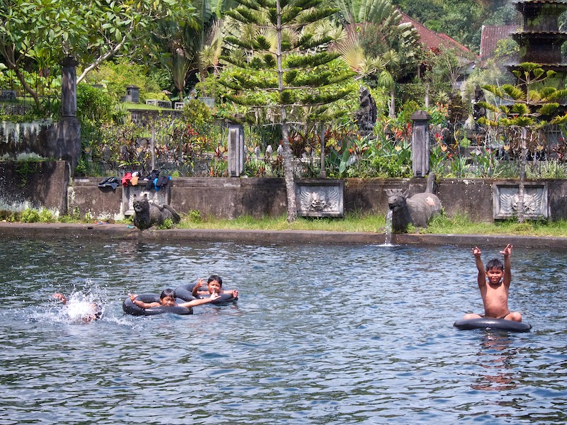Kinderbad im Tempel - Bali, Indonesien