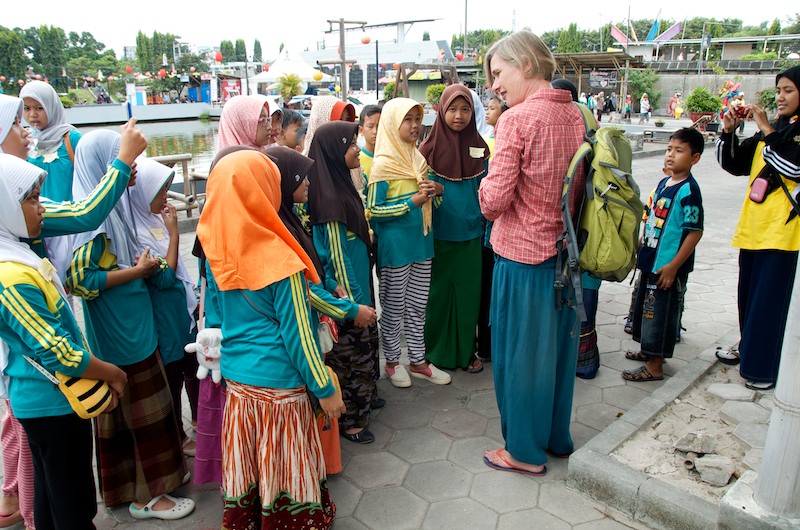im Gespräch mit einer Schulklasse
